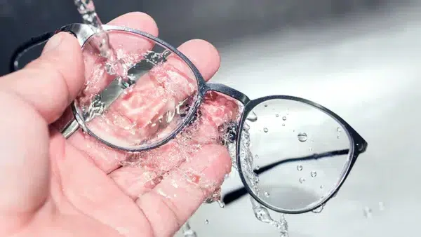 cleaning-medical-glasses